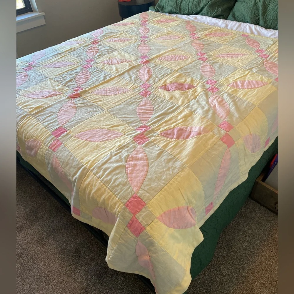 Elegant Pink and Cream Quilt Vintage 68”/77”